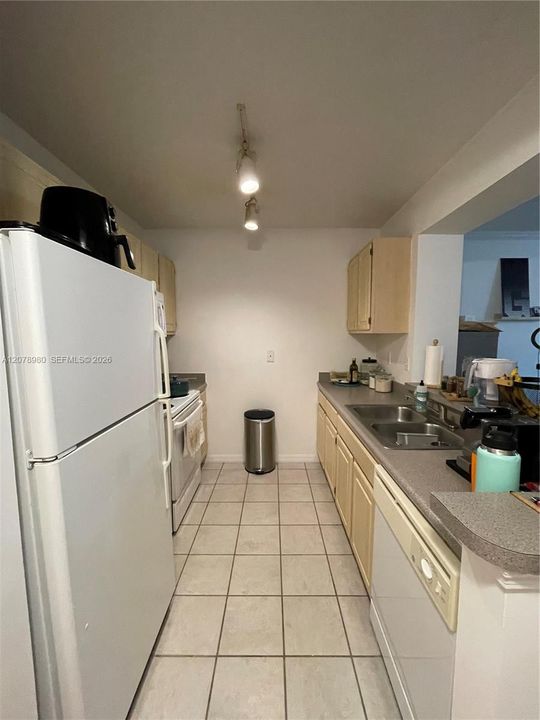 For Rent: $2,150 (1 beds, 1 baths, 704 Square Feet)