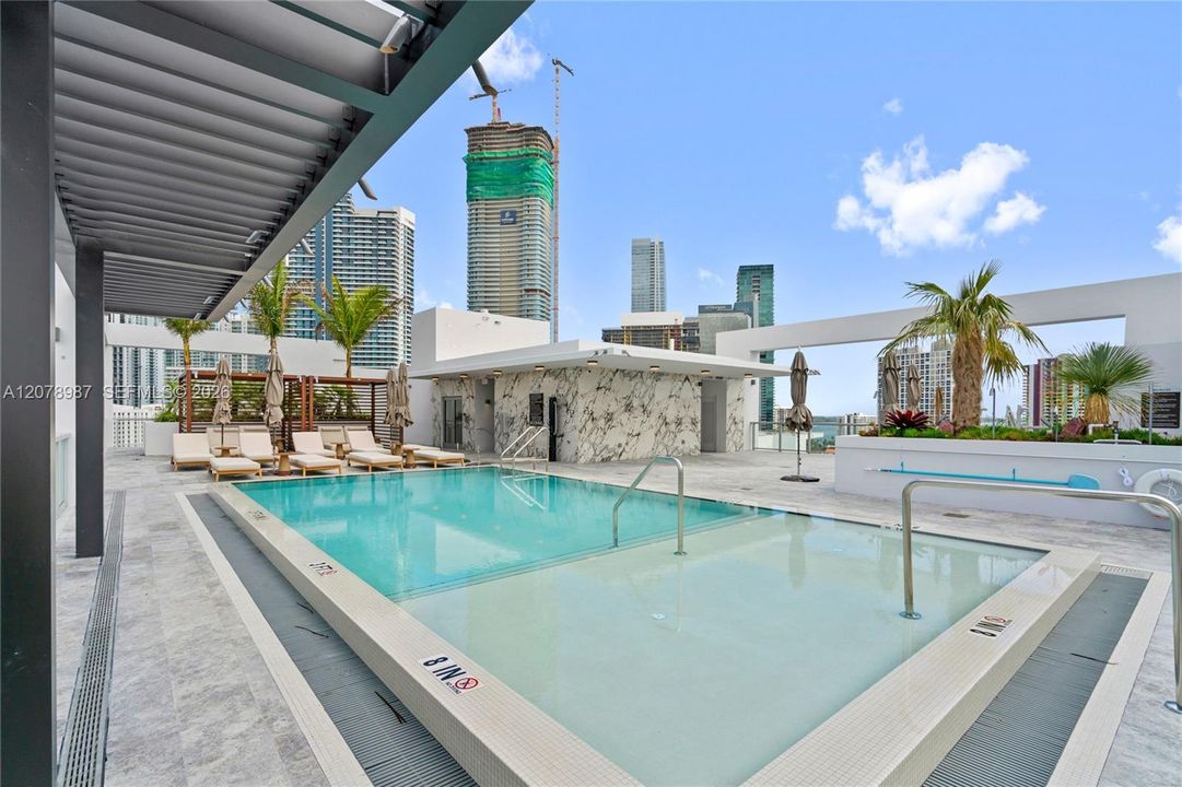 For Rent: $2,495 (0 beds, 1 baths, 330 Square Feet)