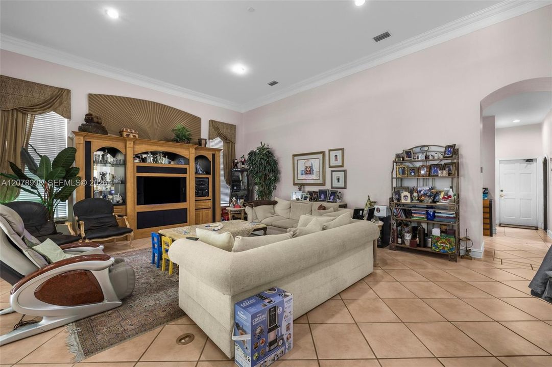 En Venta: $3,995,000 (5 camas, 4 baños, 5212 Pies cuadrados)