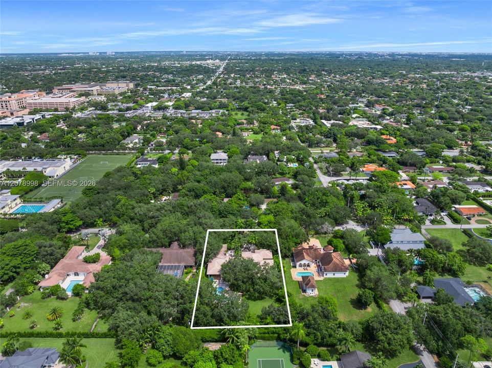 En Venta: $3,995,000 (5 camas, 4 baños, 5212 Pies cuadrados)
