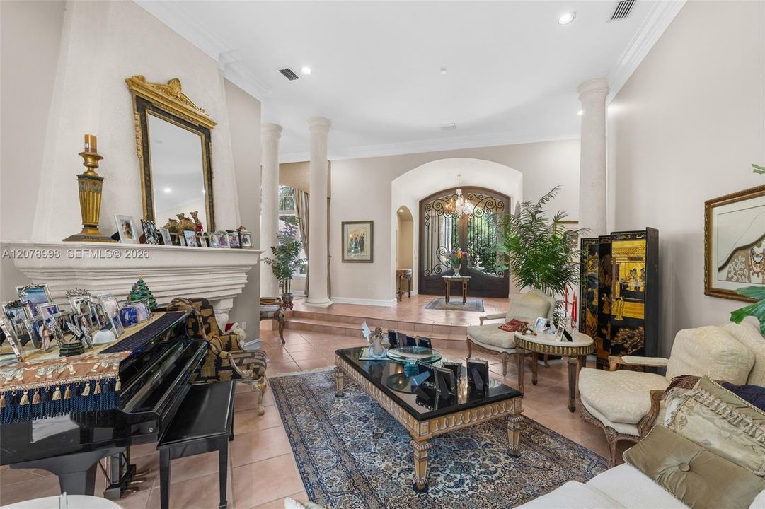 En Venta: $3,995,000 (5 camas, 4 baños, 5212 Pies cuadrados)