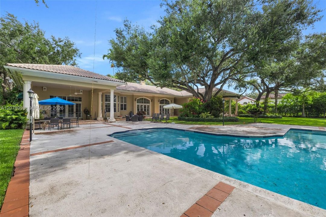 En Venta: $3,995,000 (5 camas, 4 baños, 5212 Pies cuadrados)
