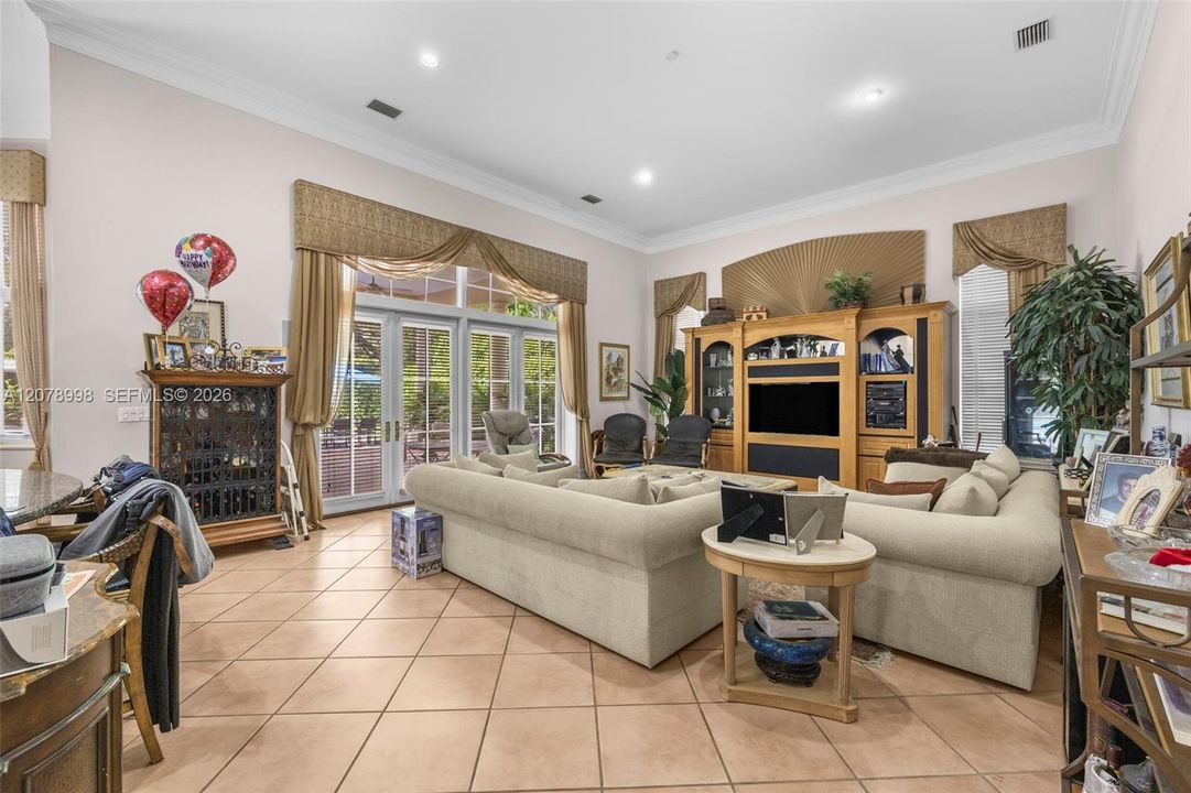 En Venta: $3,995,000 (5 camas, 4 baños, 5212 Pies cuadrados)