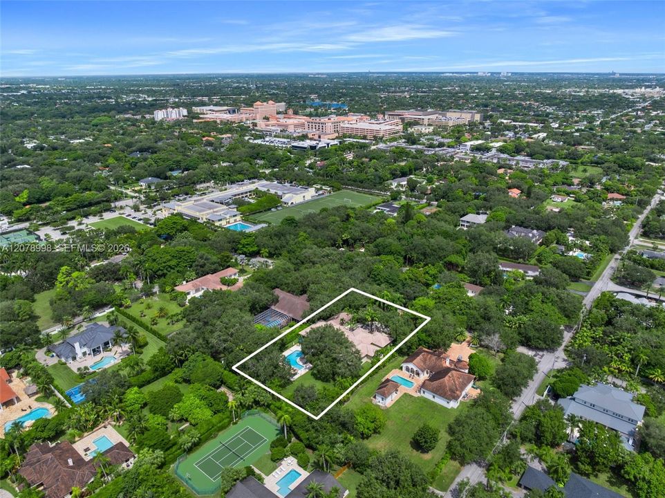 En Venta: $3,995,000 (5 camas, 4 baños, 5212 Pies cuadrados)
