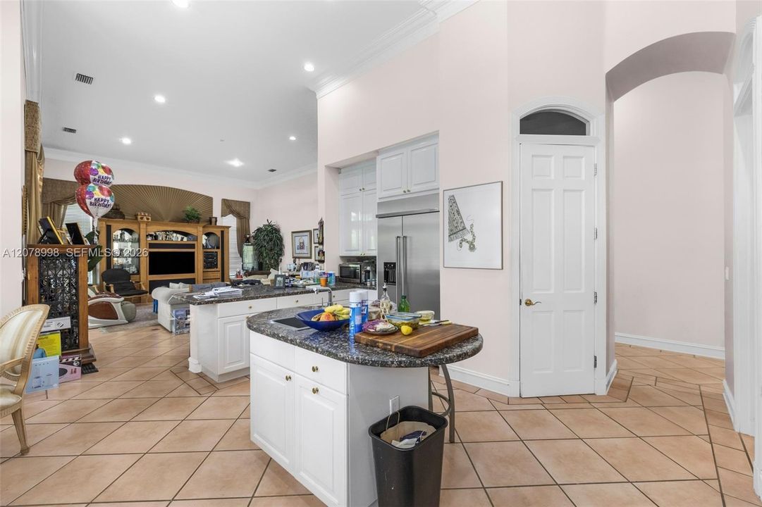 En Venta: $3,995,000 (5 camas, 4 baños, 5212 Pies cuadrados)