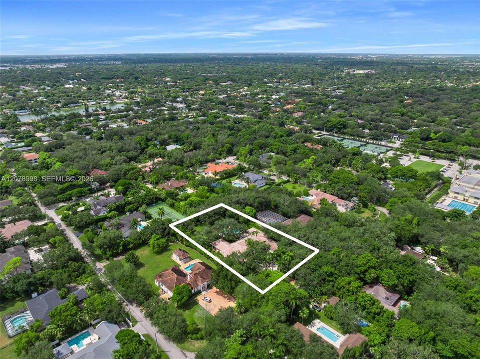 En Venta: $3,995,000 (5 camas, 4 baños, 5212 Pies cuadrados)
