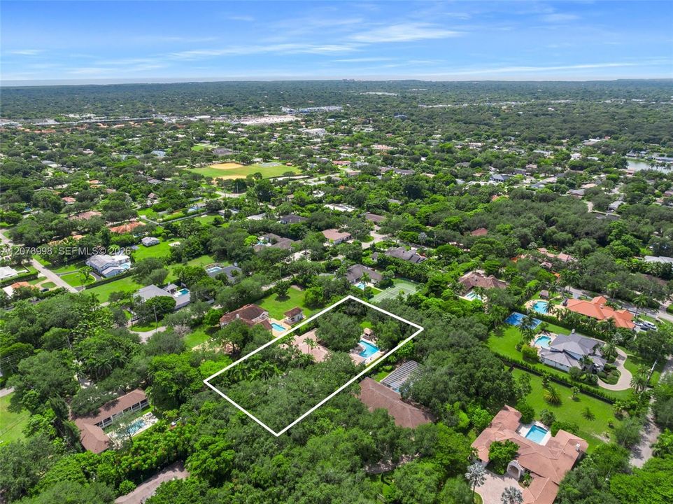 En Venta: $3,995,000 (5 camas, 4 baños, 5212 Pies cuadrados)