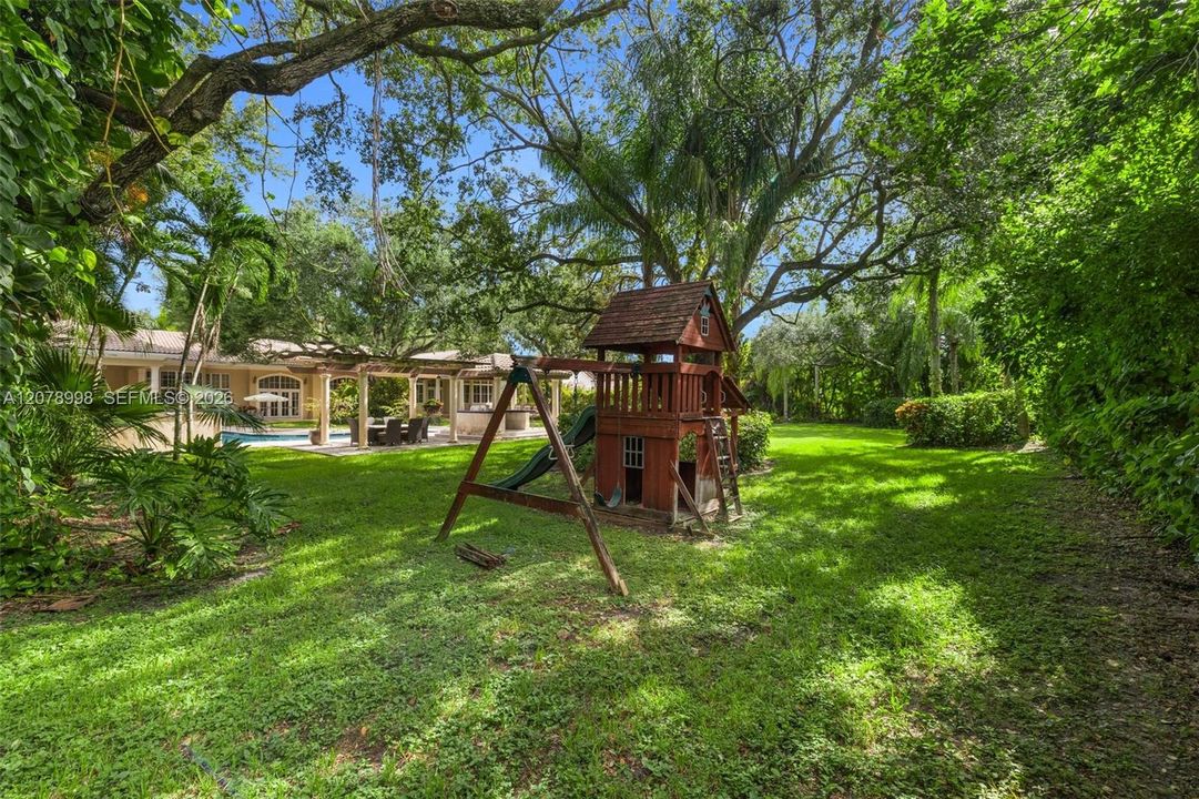 En Venta: $3,995,000 (5 camas, 4 baños, 5212 Pies cuadrados)