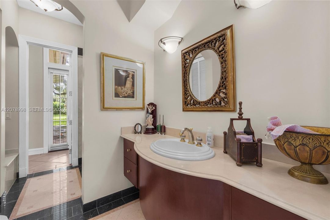 En Venta: $3,995,000 (5 camas, 4 baños, 5212 Pies cuadrados)