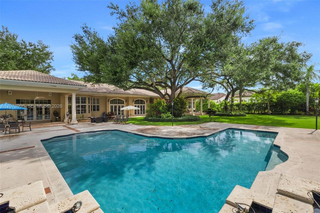 En Venta: $3,995,000 (5 camas, 4 baños, 5212 Pies cuadrados)