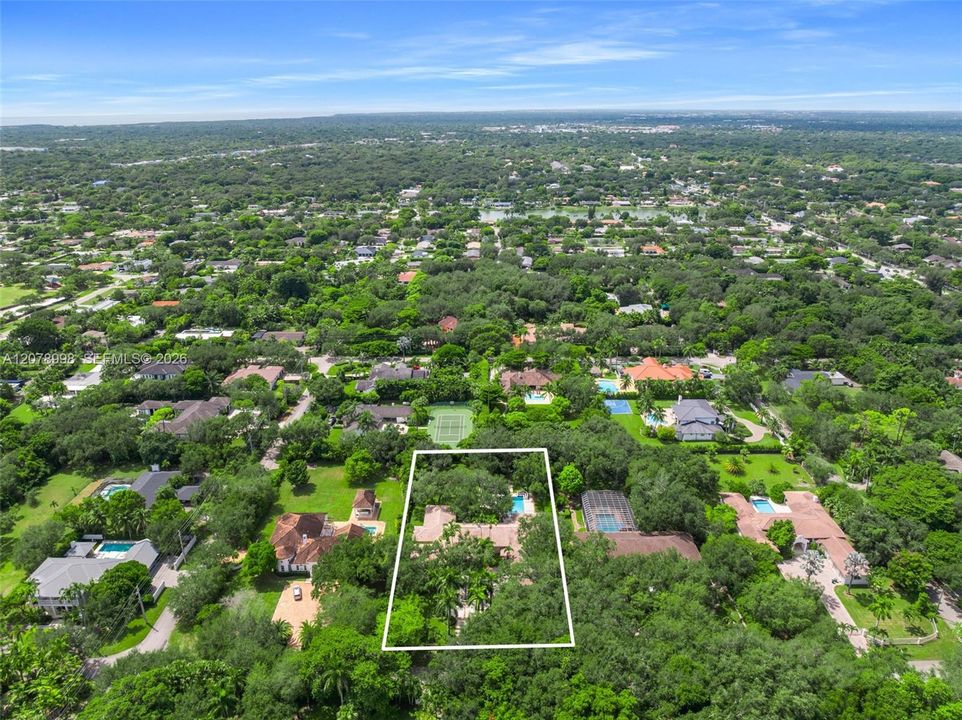 En Venta: $3,995,000 (5 camas, 4 baños, 5212 Pies cuadrados)