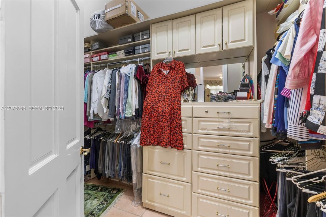 En Venta: $3,995,000 (5 camas, 4 baños, 5212 Pies cuadrados)