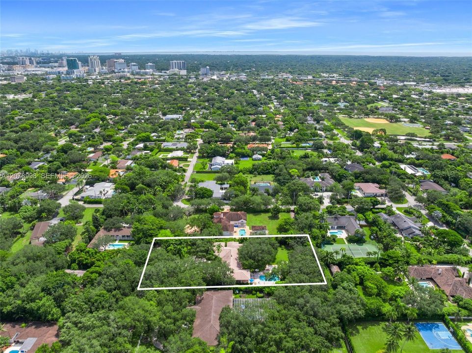 En Venta: $3,995,000 (5 camas, 4 baños, 5212 Pies cuadrados)