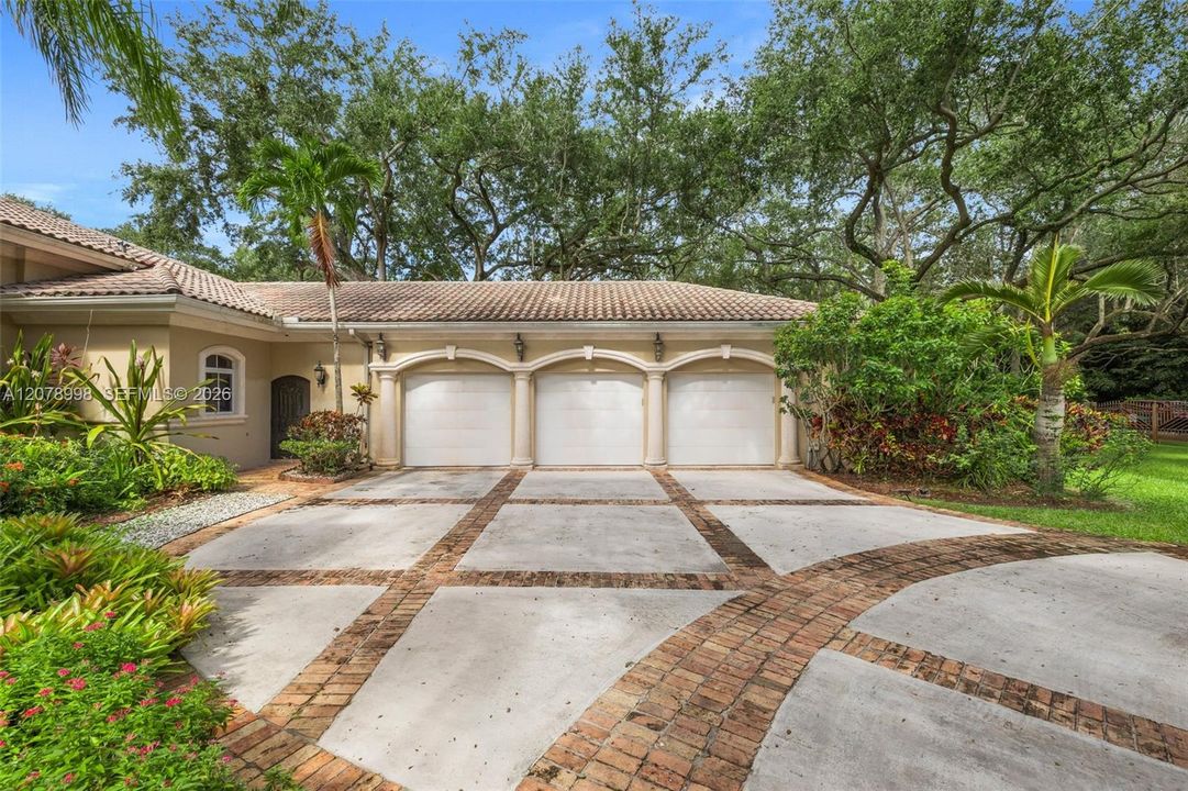 En Venta: $3,995,000 (5 camas, 4 baños, 5212 Pies cuadrados)