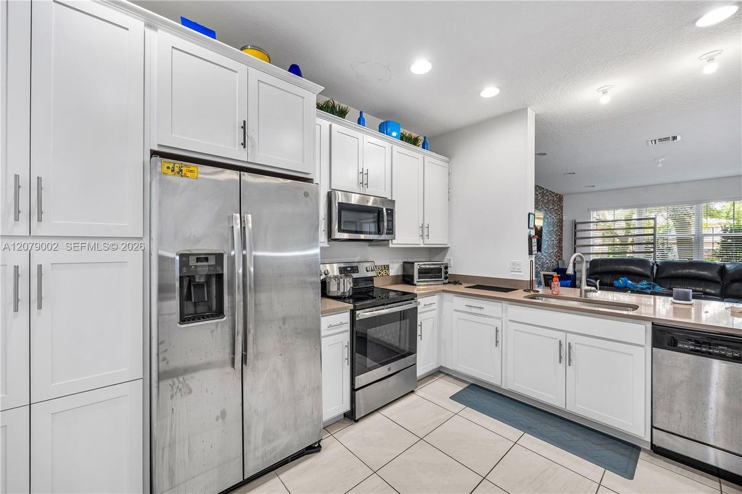 En Venta: $465,000 (3 camas, 2 baños, 2525 Pies cuadrados)