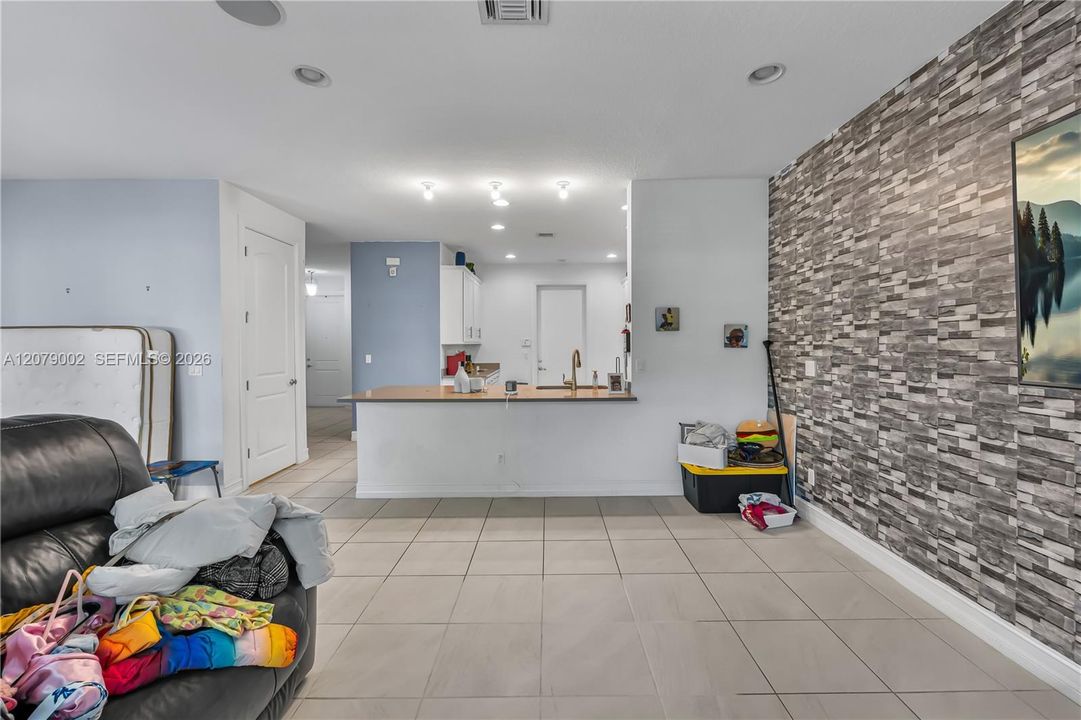 En Venta: $465,000 (3 camas, 2 baños, 2525 Pies cuadrados)