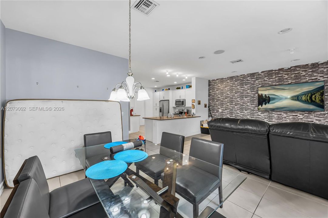 En Venta: $465,000 (3 camas, 2 baños, 2525 Pies cuadrados)