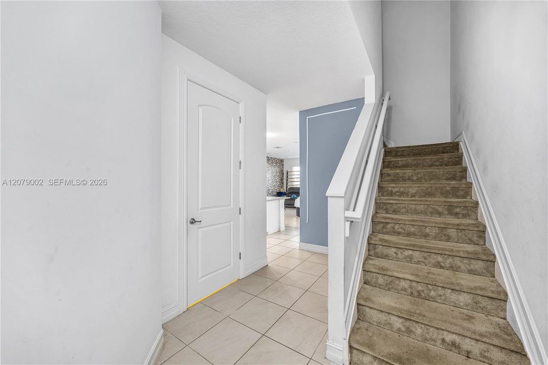 En Venta: $465,000 (3 camas, 2 baños, 2525 Pies cuadrados)