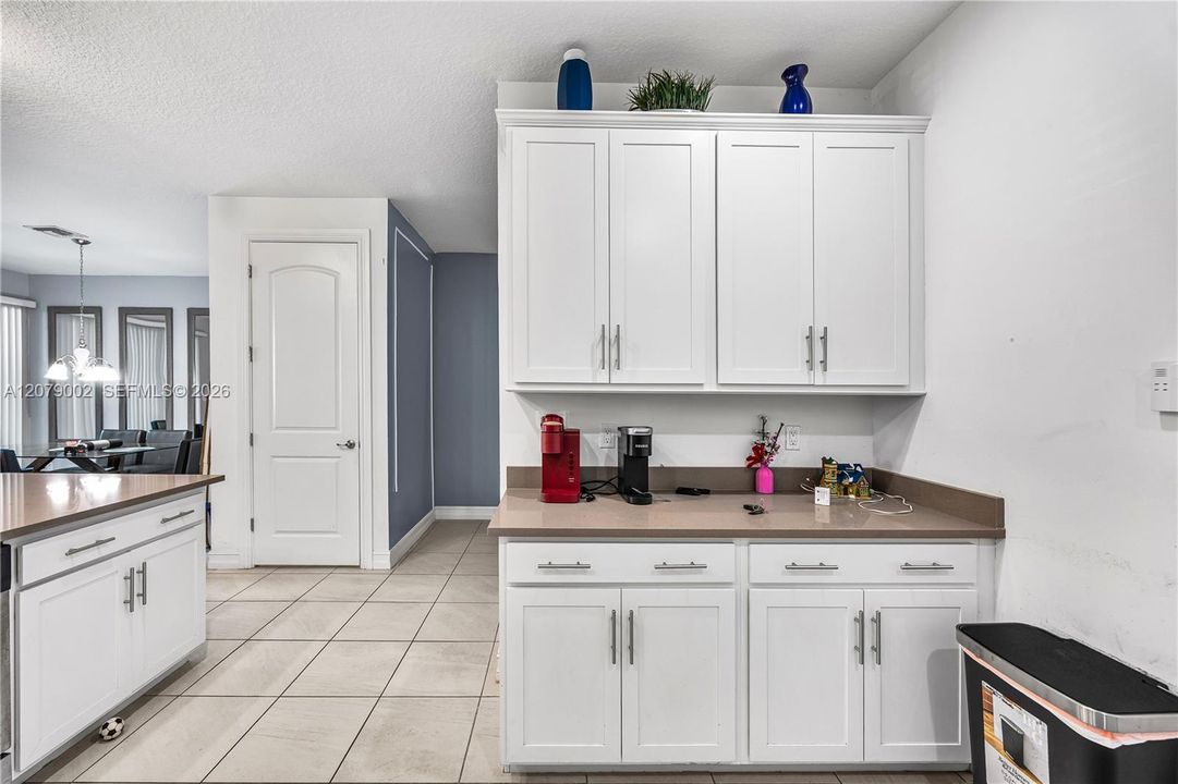 En Venta: $465,000 (3 camas, 2 baños, 2525 Pies cuadrados)