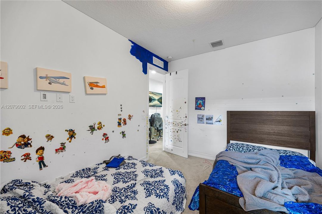 En Venta: $465,000 (3 camas, 2 baños, 2525 Pies cuadrados)