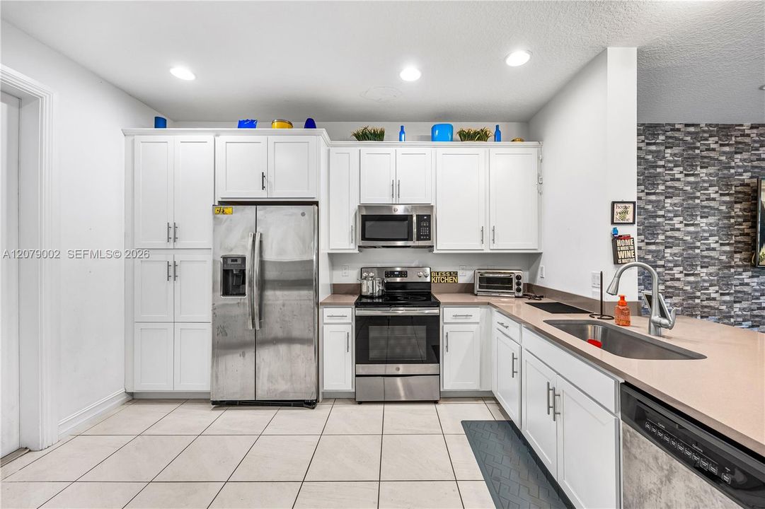 En Venta: $465,000 (3 camas, 2 baños, 2525 Pies cuadrados)