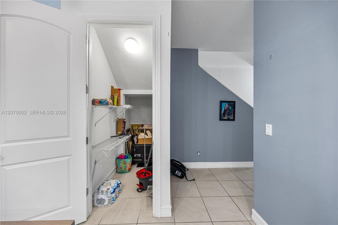 En Venta: $465,000 (3 camas, 2 baños, 2525 Pies cuadrados)