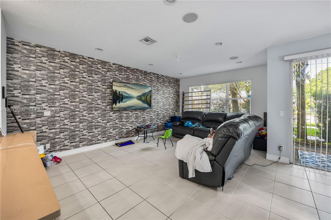 En Venta: $465,000 (3 camas, 2 baños, 2525 Pies cuadrados)