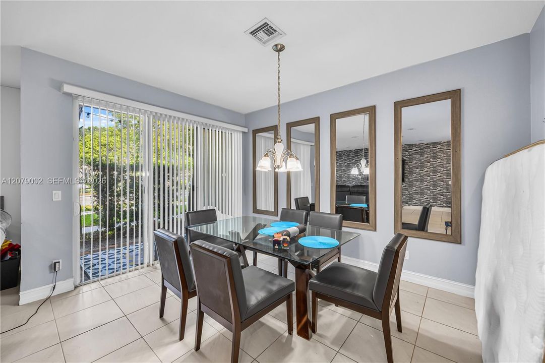 En Venta: $465,000 (3 camas, 2 baños, 2525 Pies cuadrados)