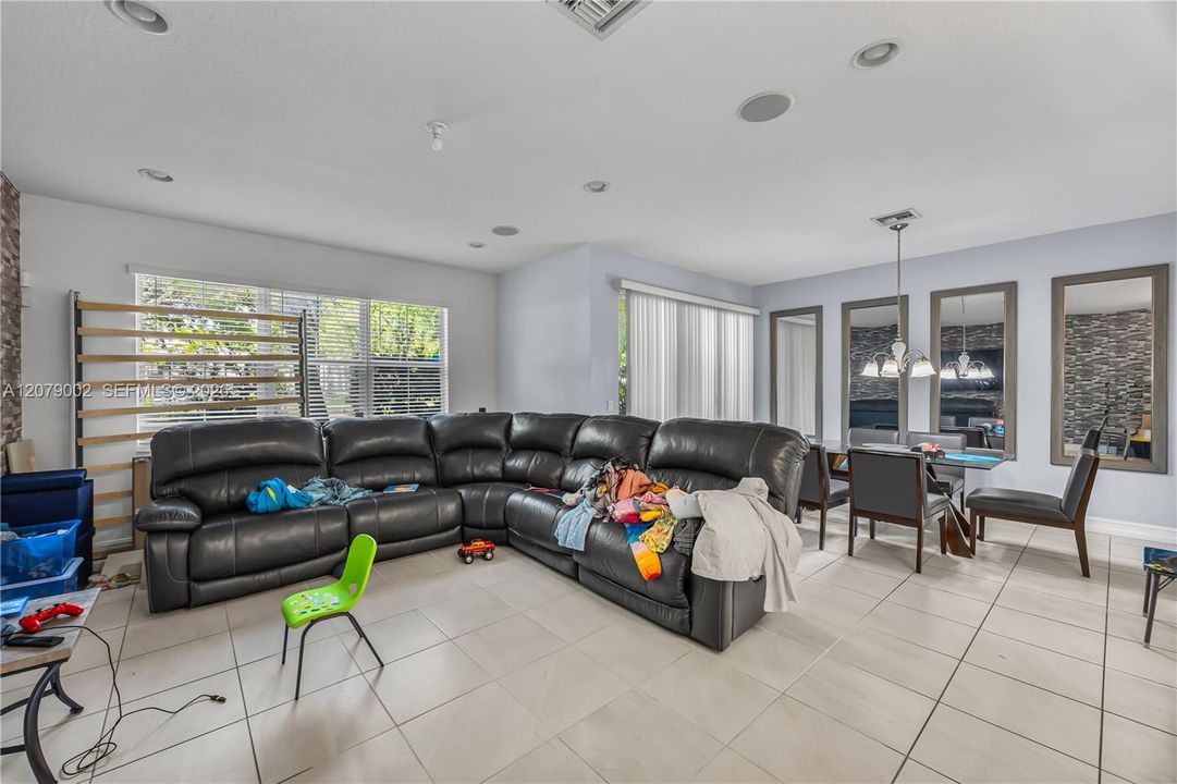 En Venta: $465,000 (3 camas, 2 baños, 2525 Pies cuadrados)