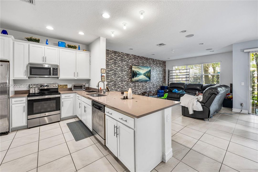 En Venta: $465,000 (3 camas, 2 baños, 2525 Pies cuadrados)