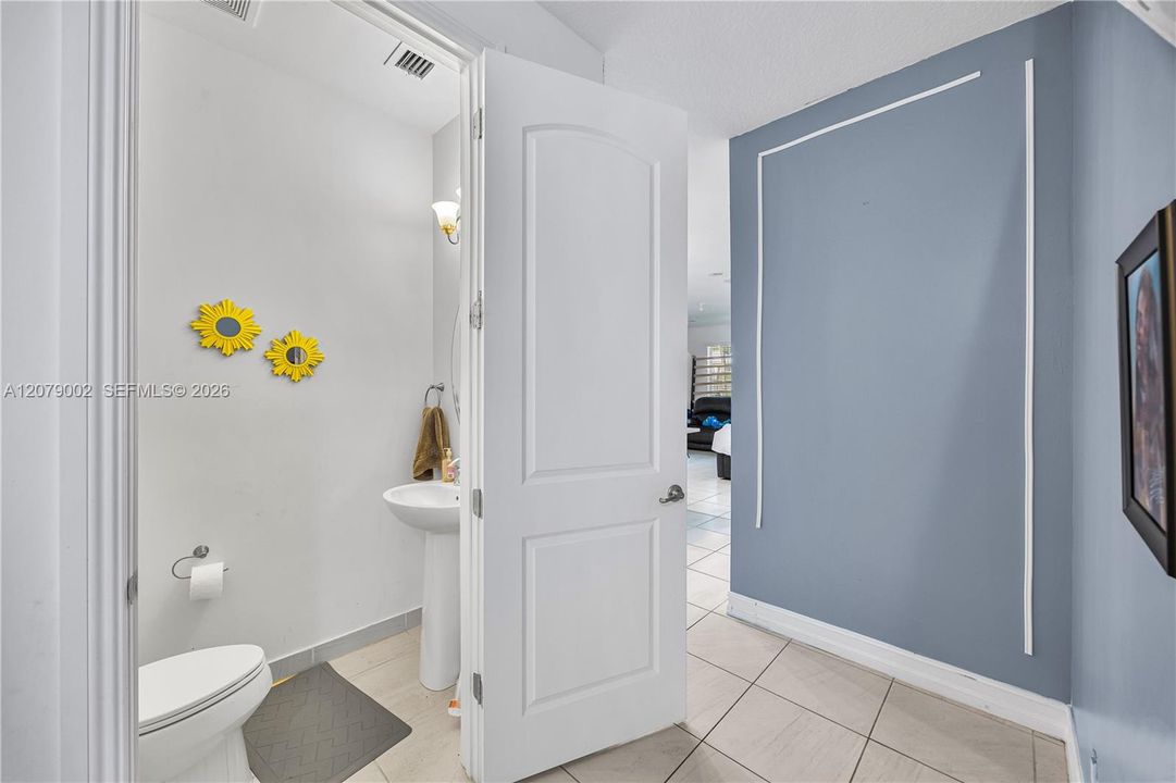 En Venta: $465,000 (3 camas, 2 baños, 2525 Pies cuadrados)