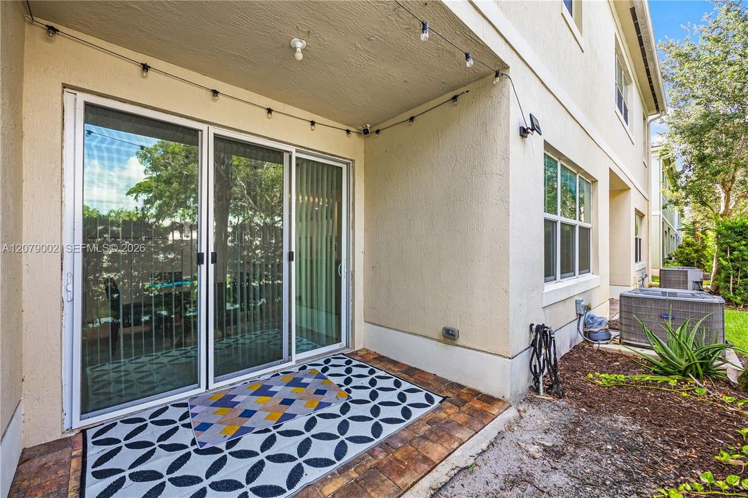 En Venta: $465,000 (3 camas, 2 baños, 2525 Pies cuadrados)