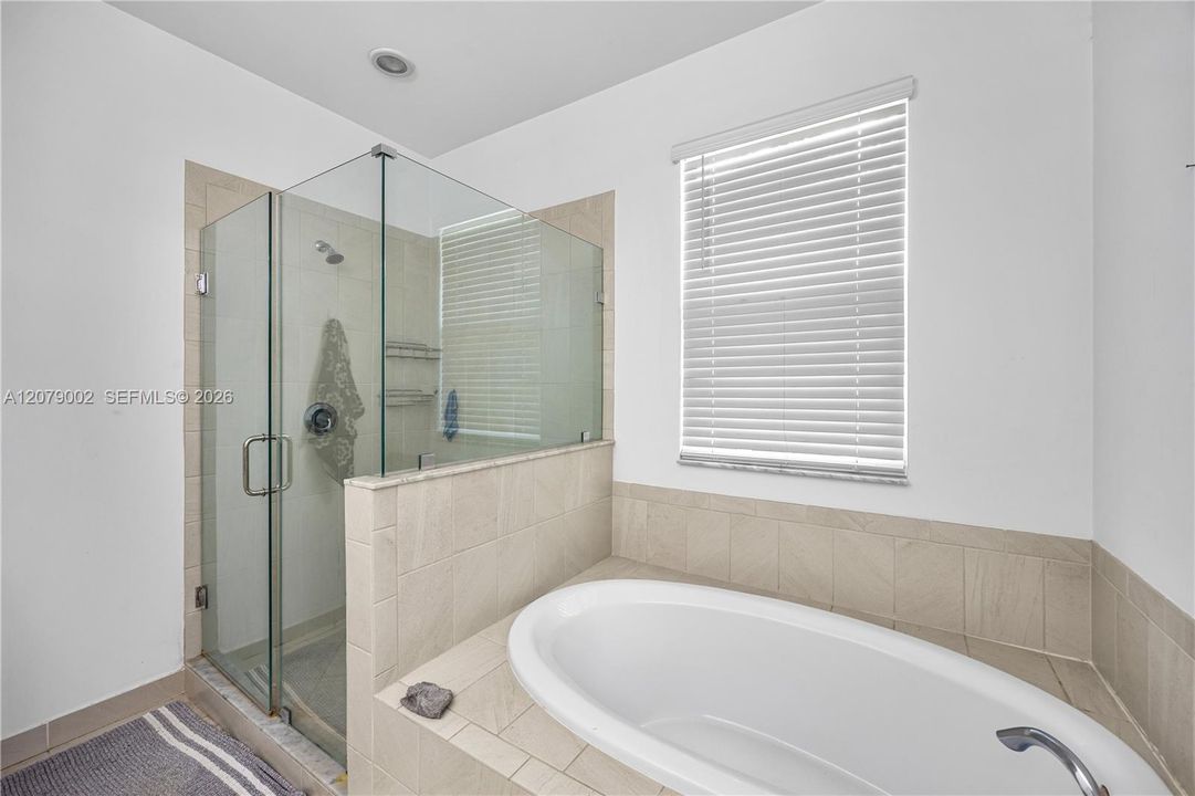 En Venta: $465,000 (3 camas, 2 baños, 2525 Pies cuadrados)