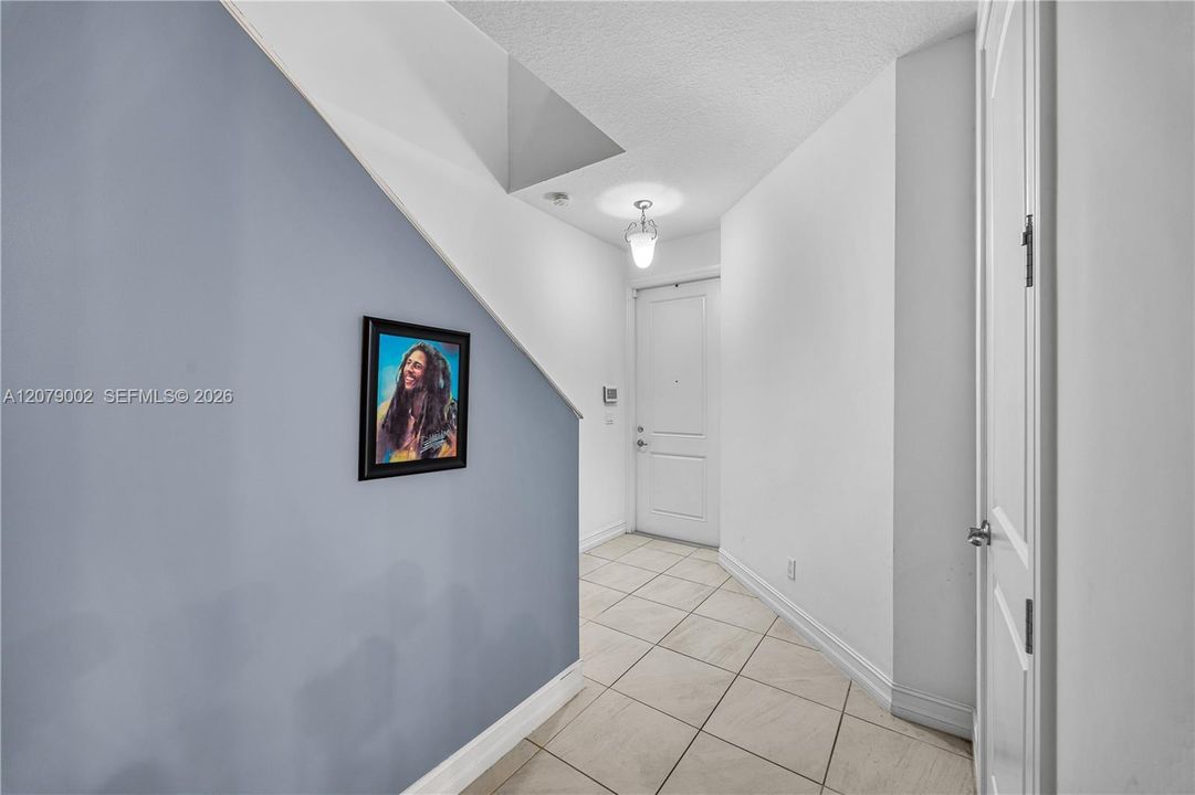 En Venta: $465,000 (3 camas, 2 baños, 2525 Pies cuadrados)