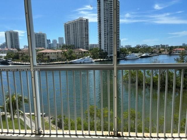 BALCONY VIE