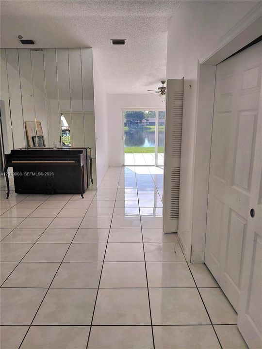 En Venta: $290,000 (3 camas, 2 baños, 1050 Pies cuadrados)