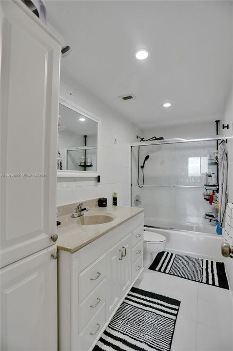 For Rent: $3,200 (2 beds, 2 baths, 1220 Square Feet)