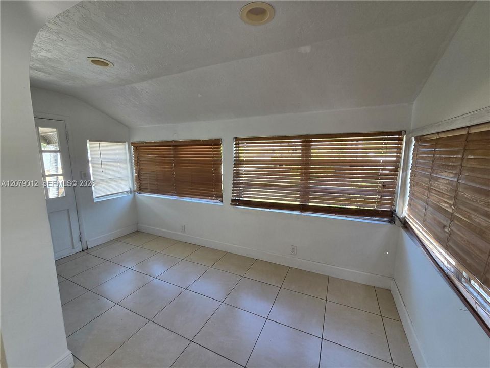 For Rent: $2,000 (2 beds, 1 baths, 1751 Square Feet)