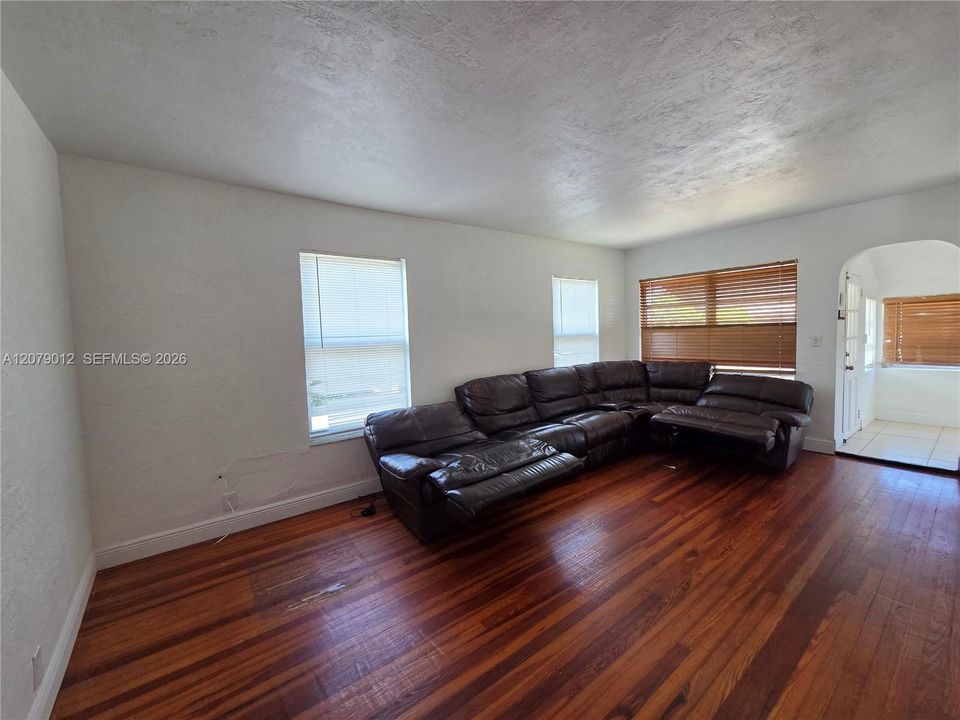 For Rent: $2,000 (2 beds, 1 baths, 1751 Square Feet)