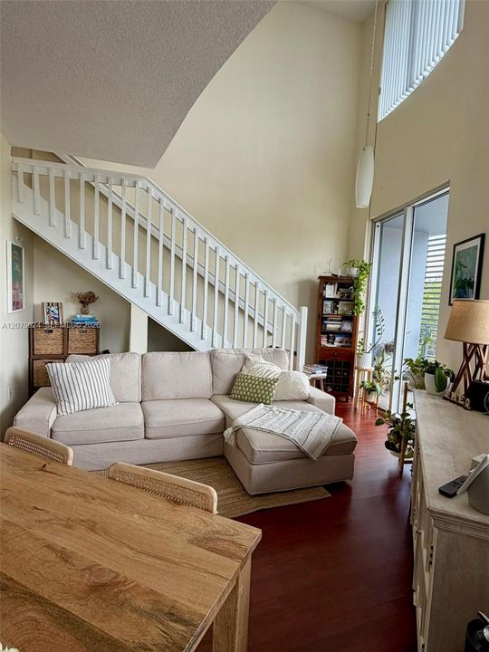 For Rent: $5,900 (2 beds, 2 baths, 1053 Square Feet)
