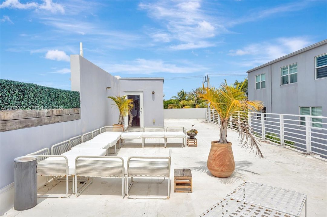 For Sale: $1,375,000 (3 beds, 4 baths, 2888 Square Feet)