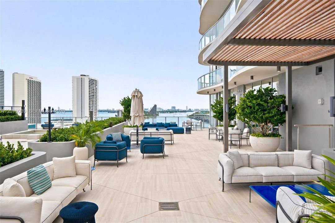 For Sale: $1,650,000 (2 beds, 3 baths, 1613 Square Feet)