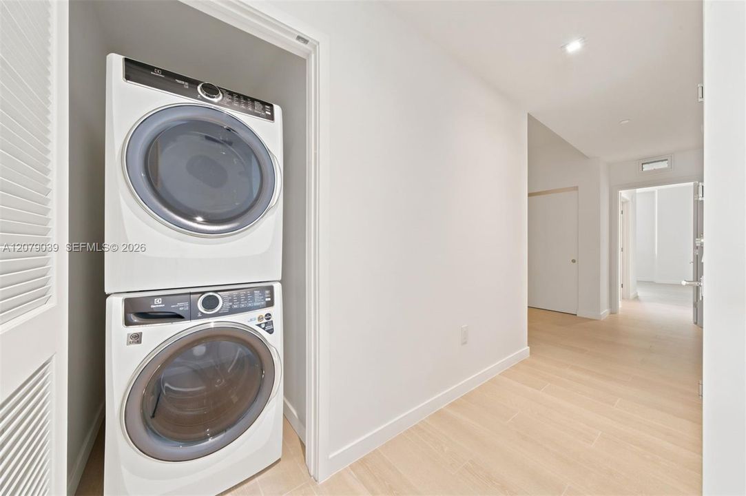 For Sale: $1,650,000 (2 beds, 3 baths, 1613 Square Feet)