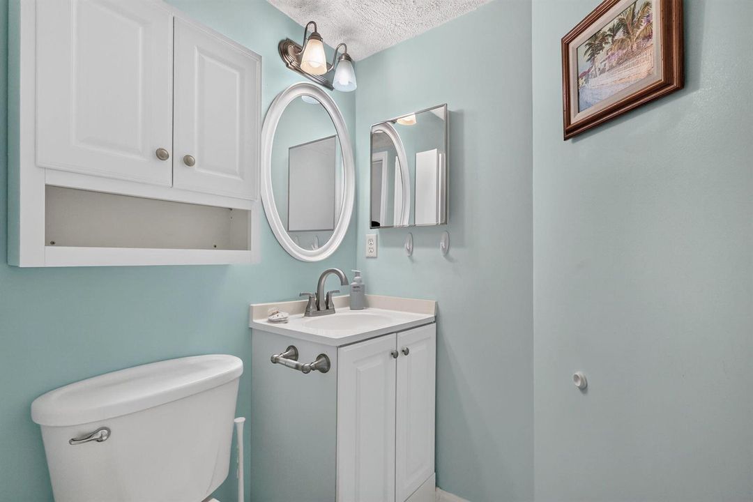 Guest 1/2 bath