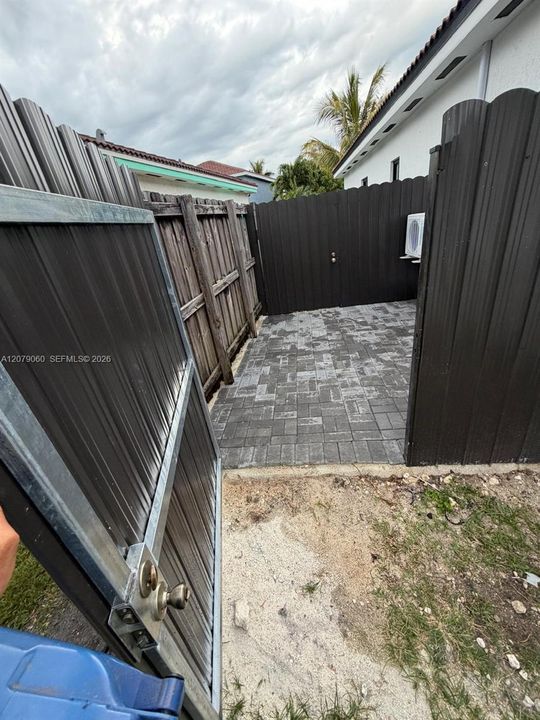 For Rent: $1,350 (1 beds, 1 baths, 1519 Square Feet)