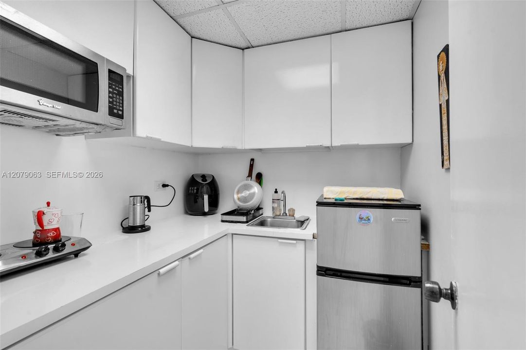For Rent: $1,950 (0 beds, 1 baths, 450 Square Feet)