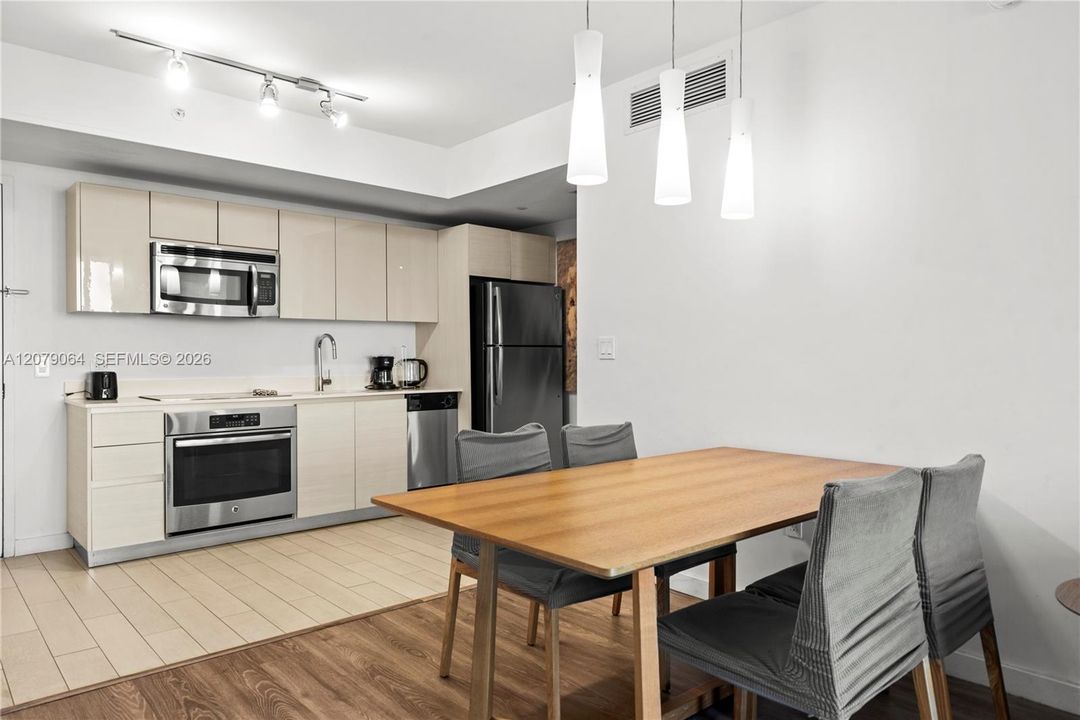 На продажу: $424,900 (2 спален, 2 ванн, 1028 Квадратных фут)
