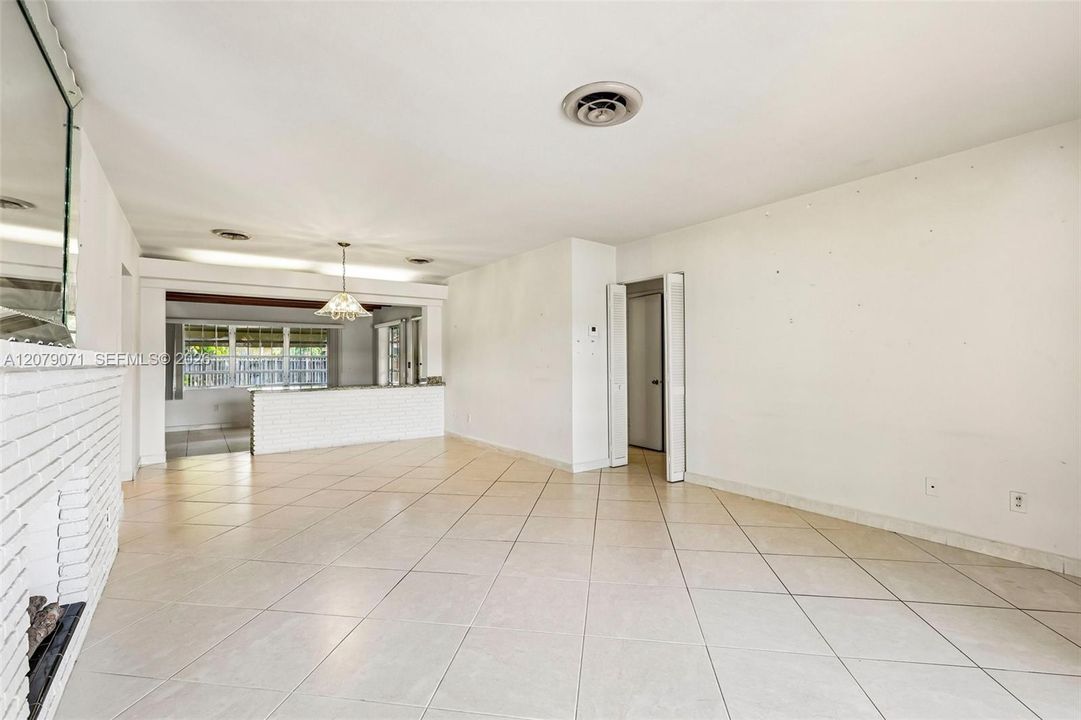 For Sale: $550,000 (2 beds, 1 baths, 1351 Square Feet)