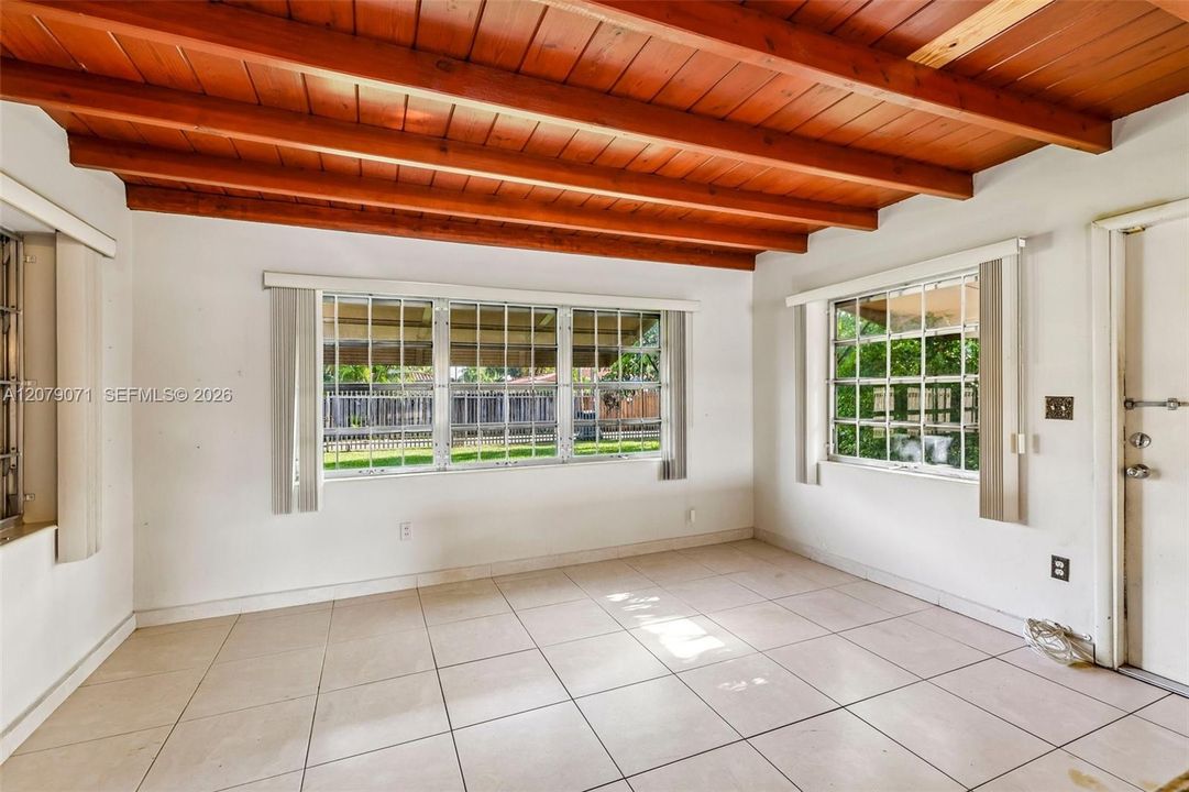 For Sale: $550,000 (2 beds, 1 baths, 1351 Square Feet)
