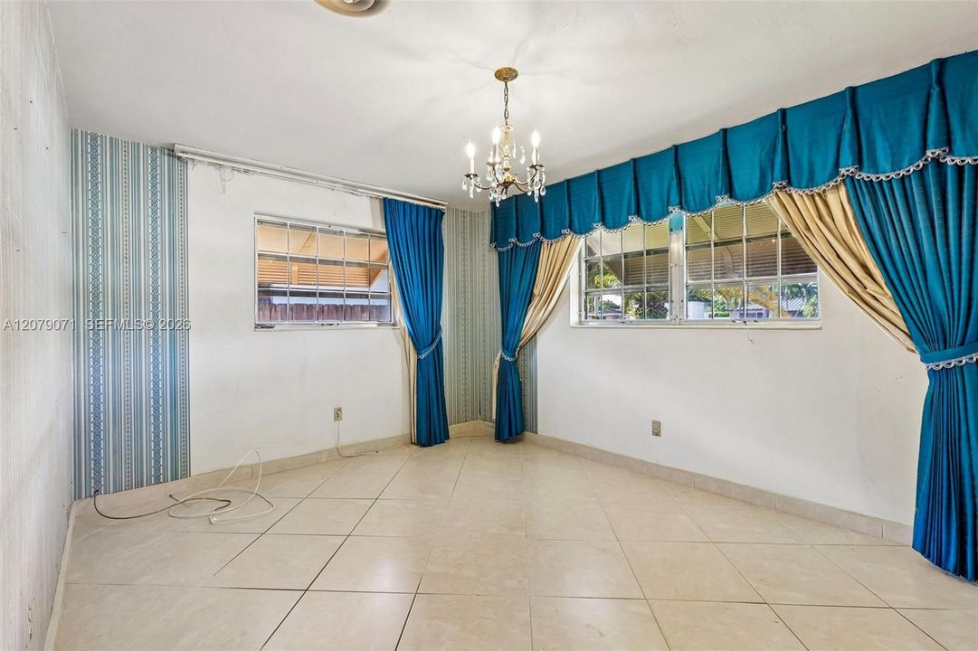 For Sale: $550,000 (2 beds, 1 baths, 1351 Square Feet)